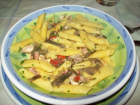 Pasta all'uovo con carciofi, porro e polipo